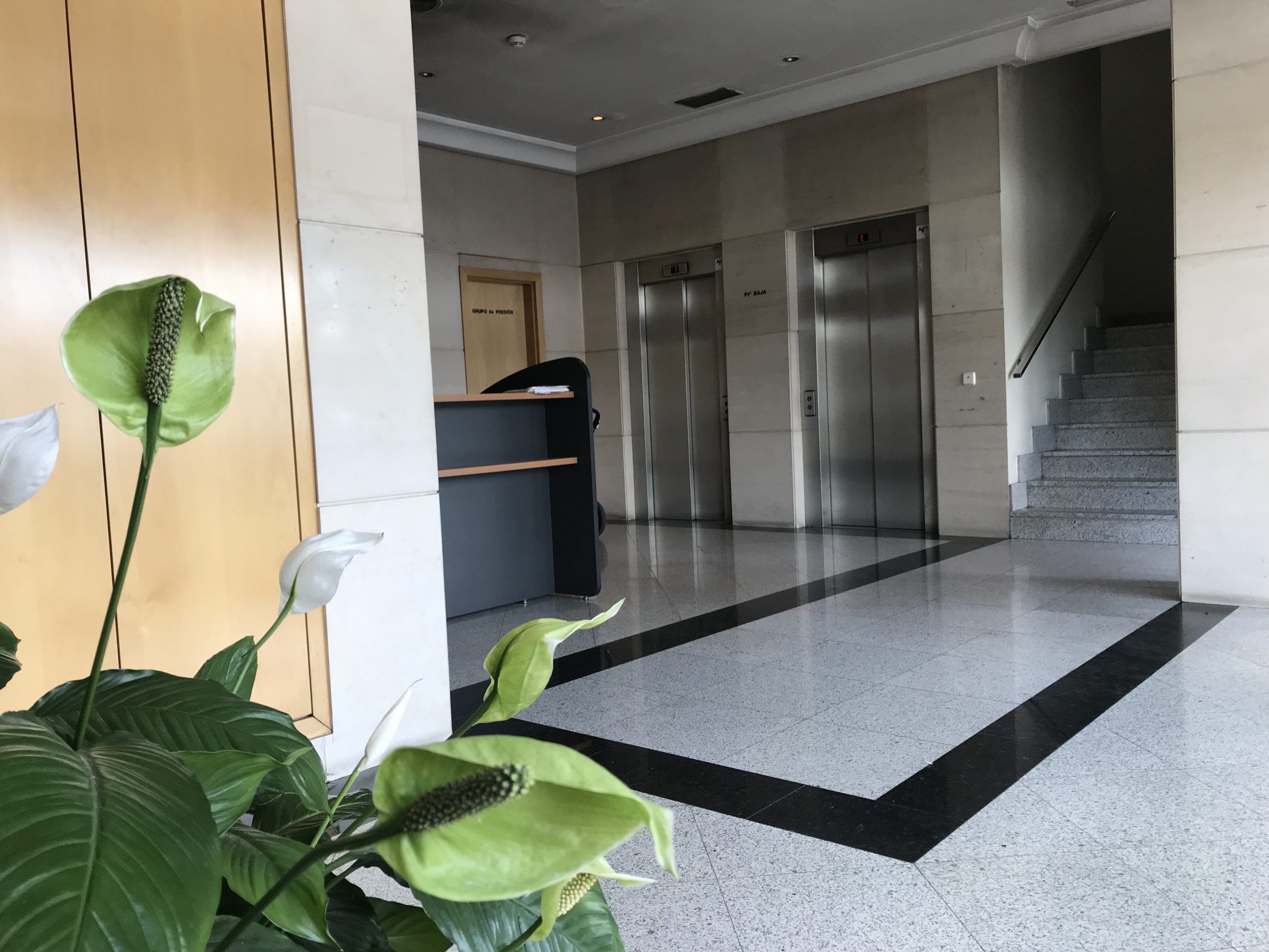 Entrada calle Acceso desde la calle a Coworking en Getafe